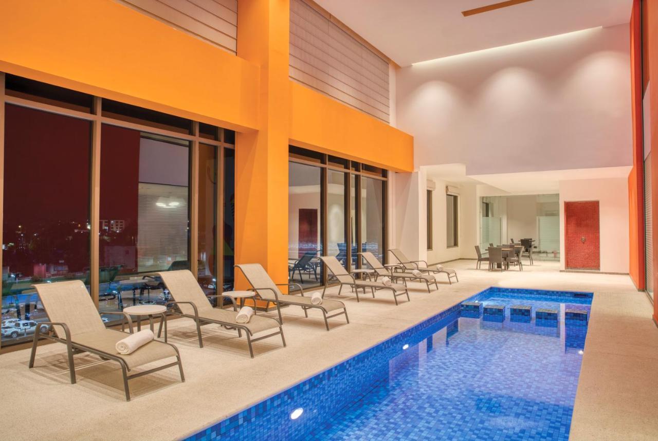 Fiesta Inn Express Puebla Explanada Екстер'єр фото